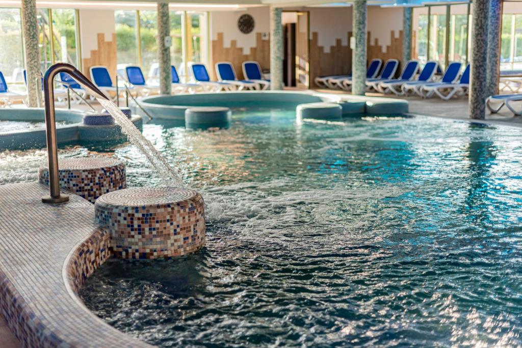Bazén v ubytování Hotel Karos Spa nebo v jeho okolí
