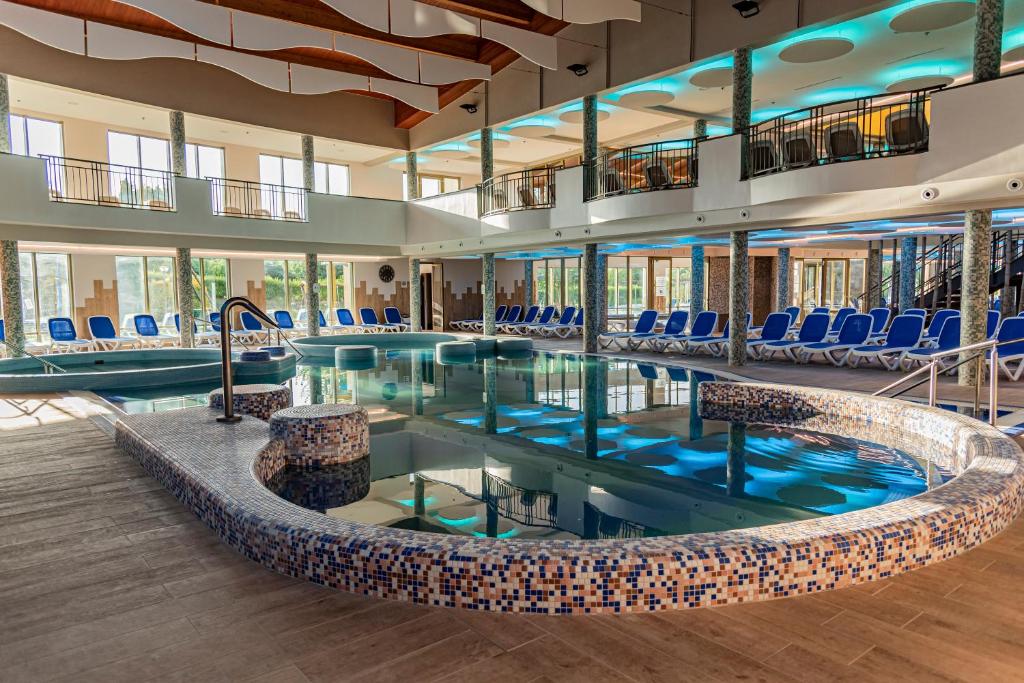 Bazén v ubytování Hotel Karos Spa nebo v jeho okolí