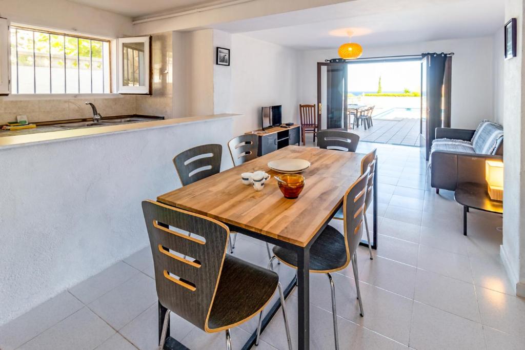 Posedenie v ubytovaní Fener de Dalt 89 Casa con piscina y vistas