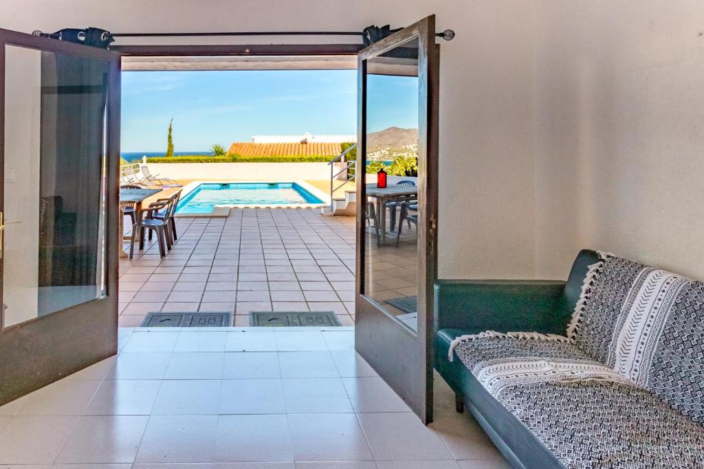 Bazén v ubytovaní Fener de Dalt 89 Casa con piscina y vistas alebo v jeho blízkosti