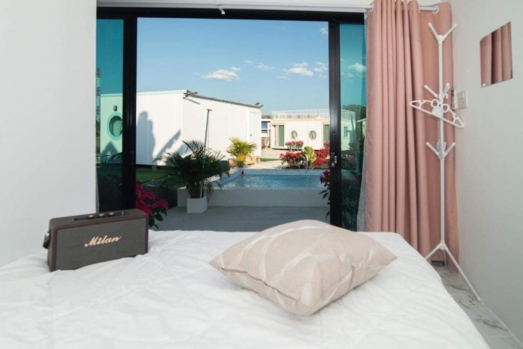 Postel nebo postele na pokoji v ubytování บ้านสายน้ำ วิลล่า