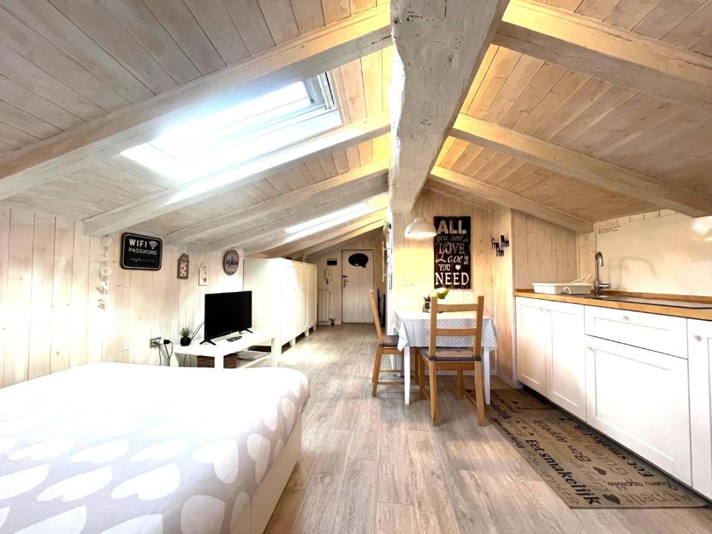 Kuchyňa alebo kuchynka v ubytovaní Il piccolo Loft nel cuore antico di Aosta - You & Me case vacanza