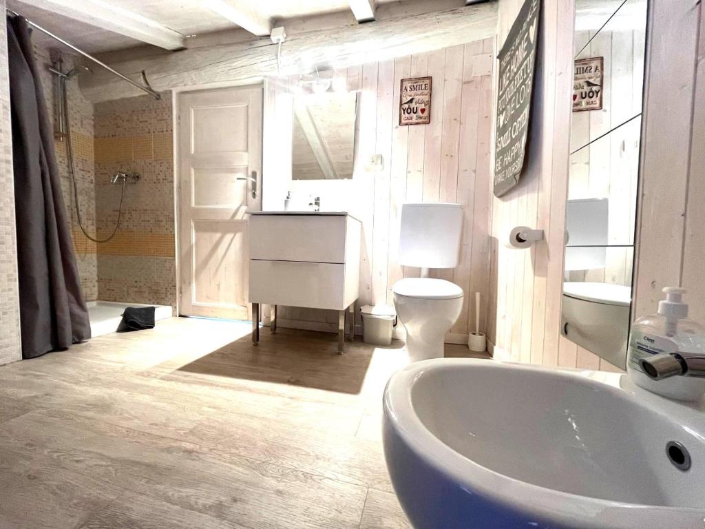 Kúpeľňa v ubytovaní Il piccolo Loft nel cuore antico di Aosta - You & Me case vacanza