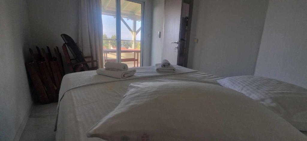 Postel nebo postele na pokoji v ubytování Makis Nest Apart-Hotel