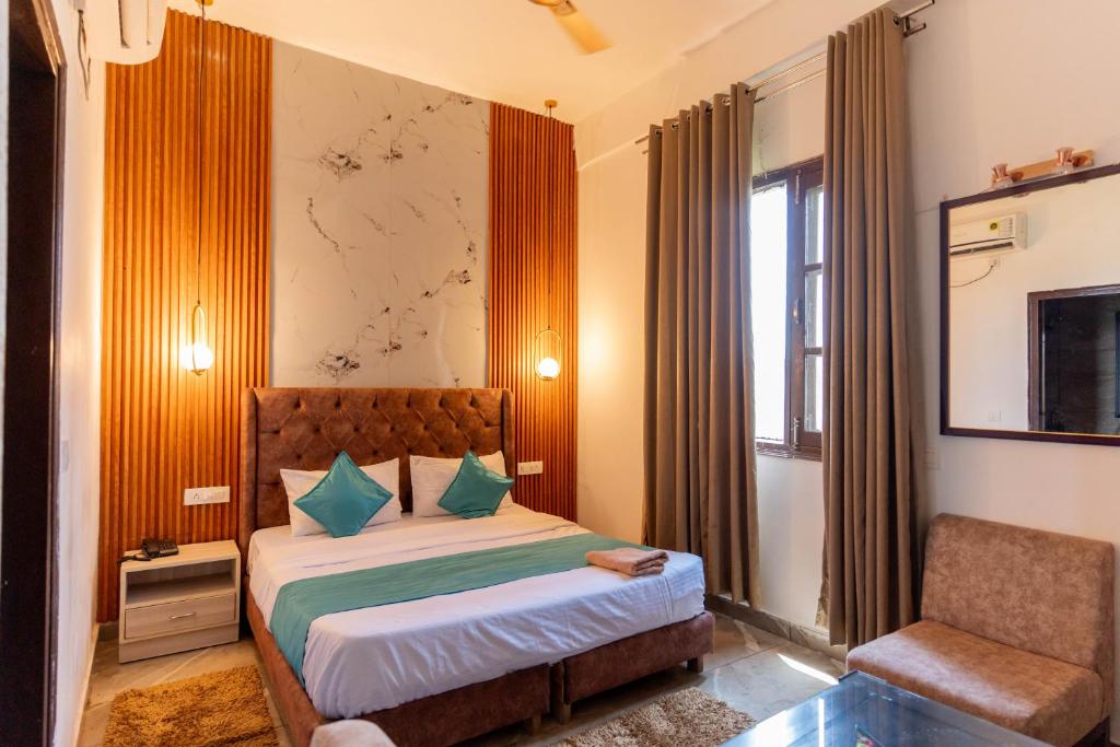 Vuode tai vuoteita majoituspaikassa Shivjot hotel