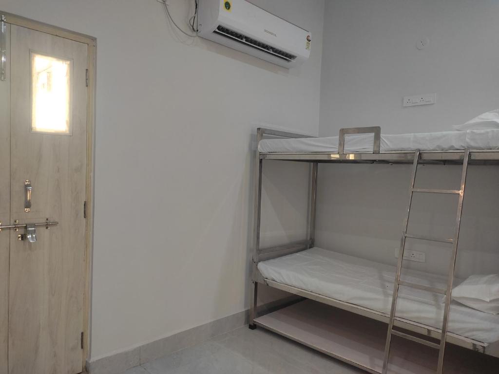 Postel nebo postele na pokoji v ubytování Giri Ashraya