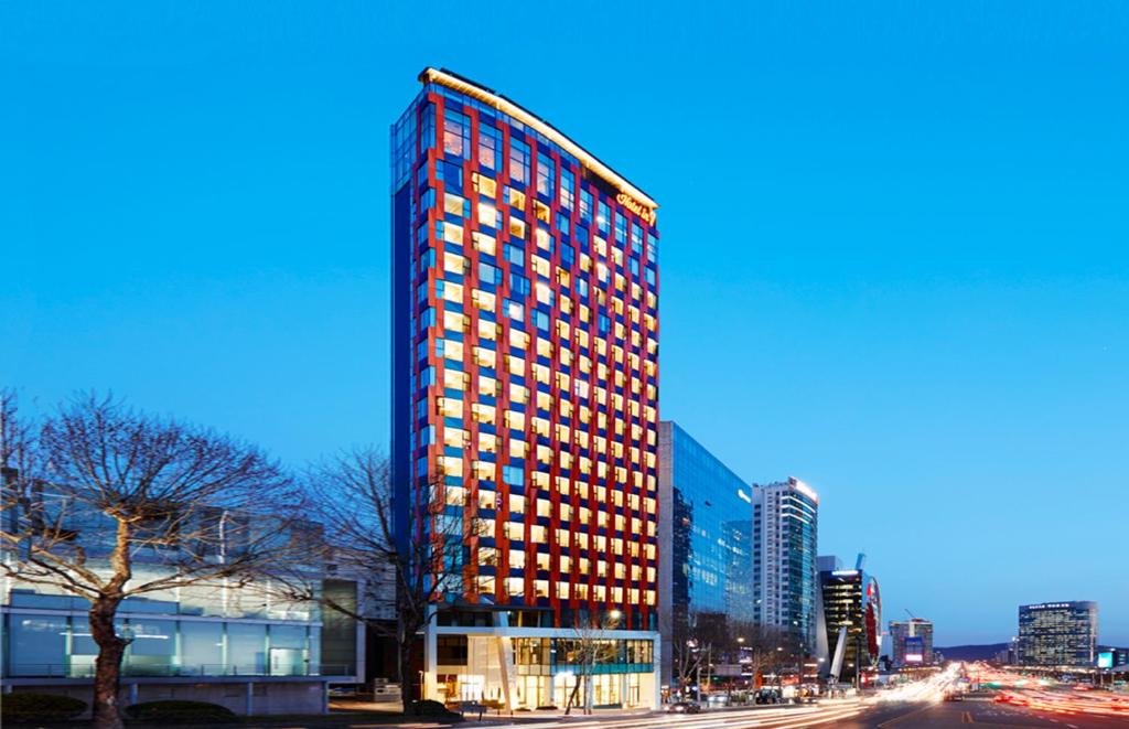 un edificio alto con muchas ventanas en una ciudad en HOTEL in 9 Gangnam en Seúl