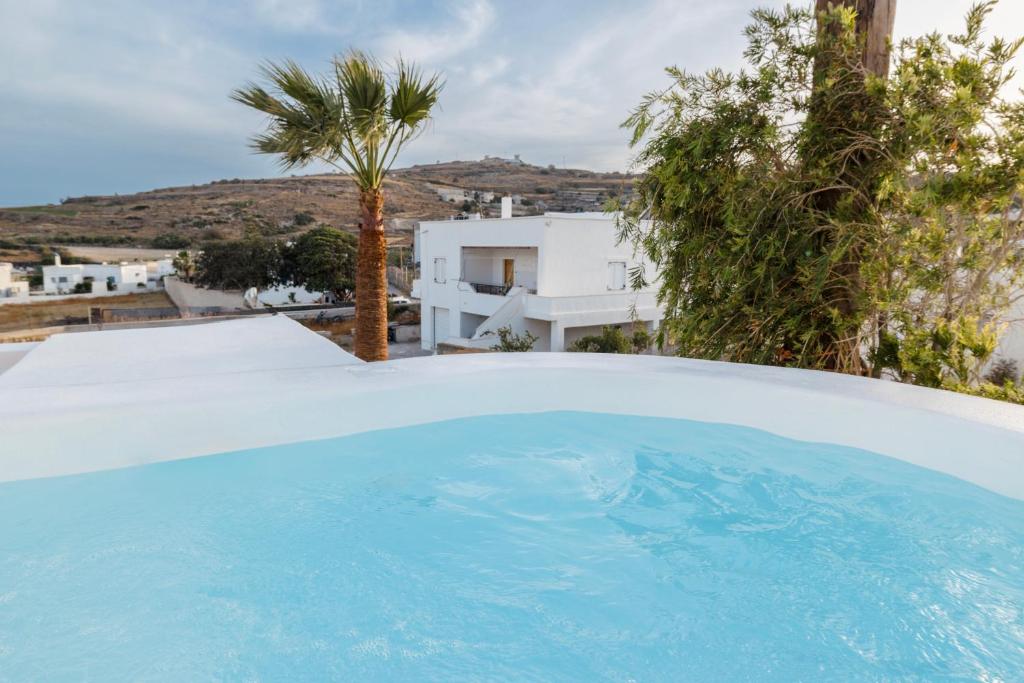 Bazén v ubytování Commercio Suites Santorini nebo v jeho okolí