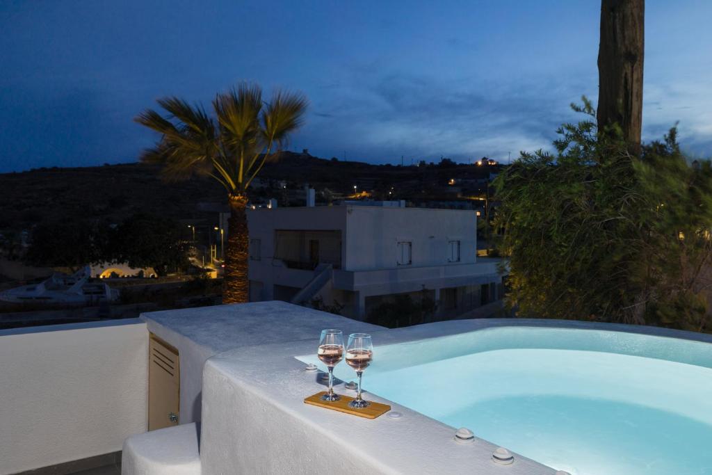 Bazén v ubytování Commercio Suites Santorini nebo v jeho okolí