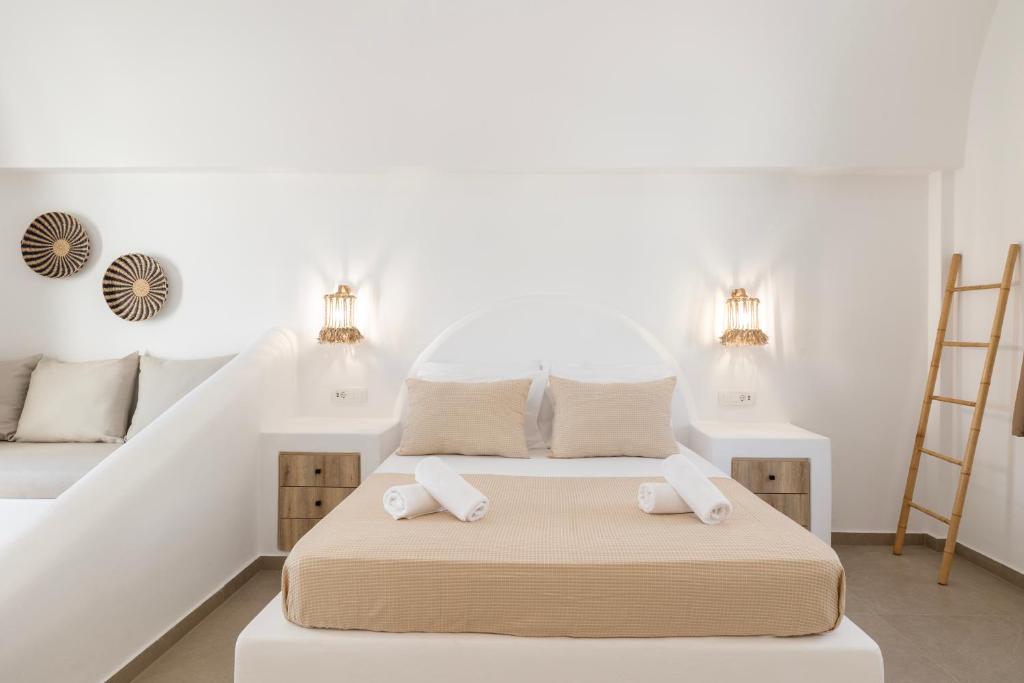 Postel nebo postele na pokoji v ubytování Commercio Suites Santorini