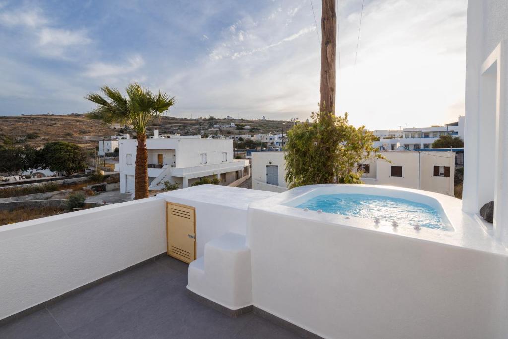 Bazén v ubytování Commercio Suites Santorini nebo v jeho okolí