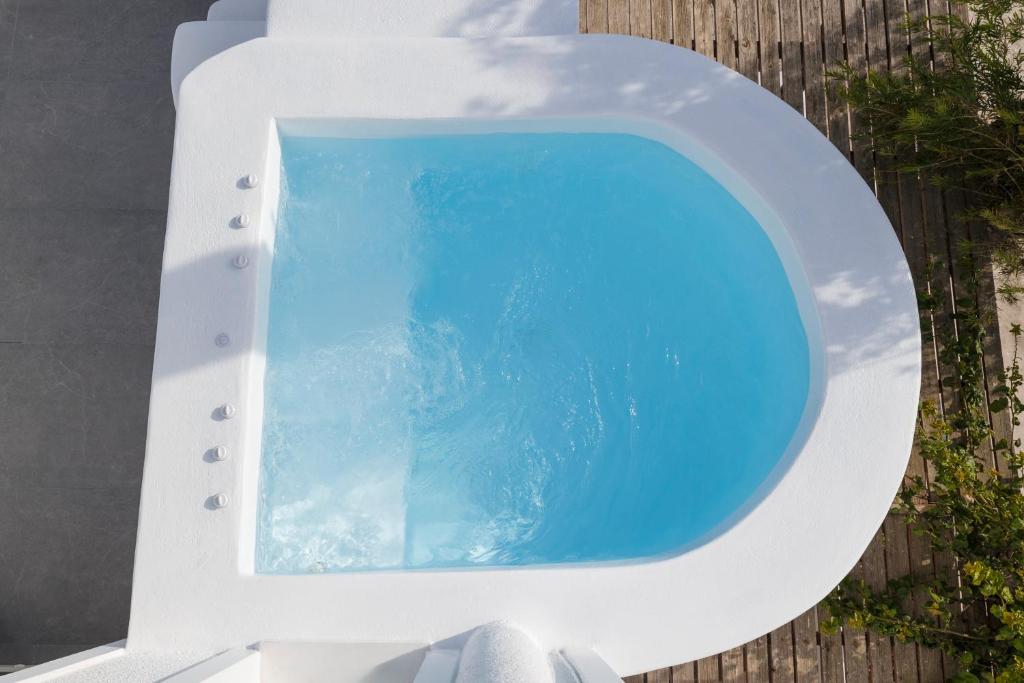 Bazén v ubytování Commercio Suites Santorini nebo v jeho okolí