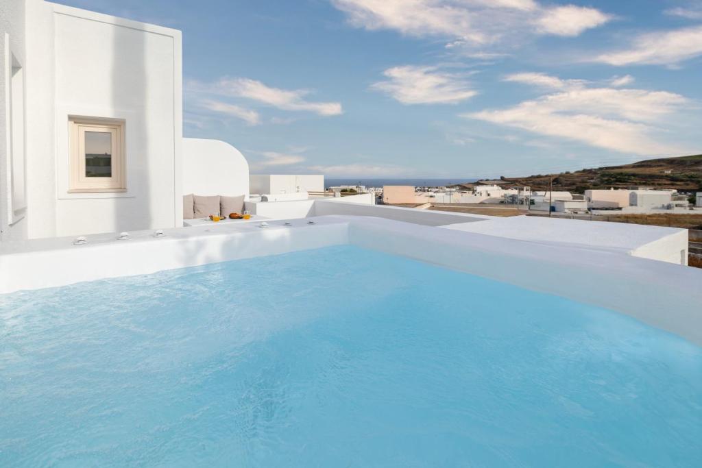 Bazén v ubytování Commercio Suites Santorini nebo v jeho okolí