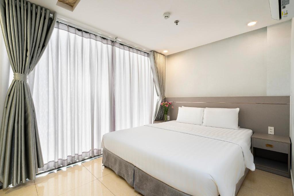 Giường trong phòng chung tại Lucky Star Hotel Nguyen Trai Q5