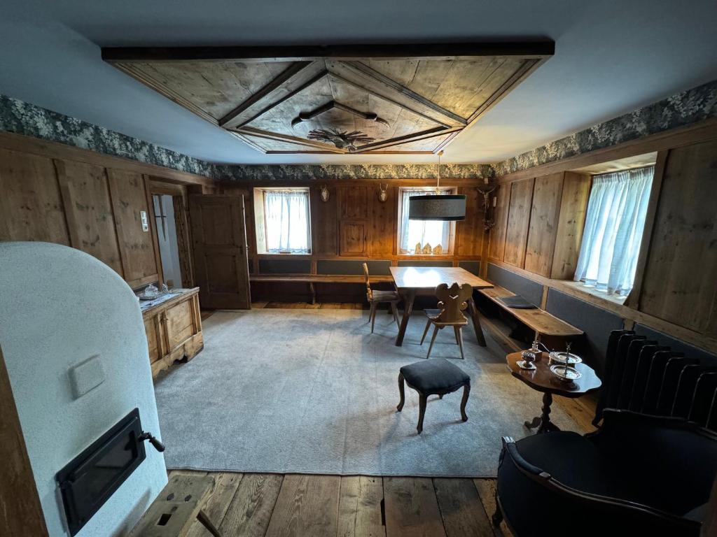 Habitación con mesa, sillas y techo. en Tessenberg Mountain Retreat, en Heinfels