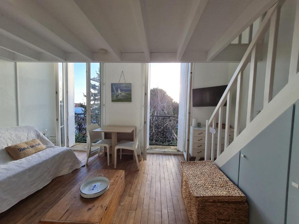 un salon avec un lit et une table dans l'établissement STUDIO COSY 100 m DE LA PLAGE DE FONCILLON, à Royan