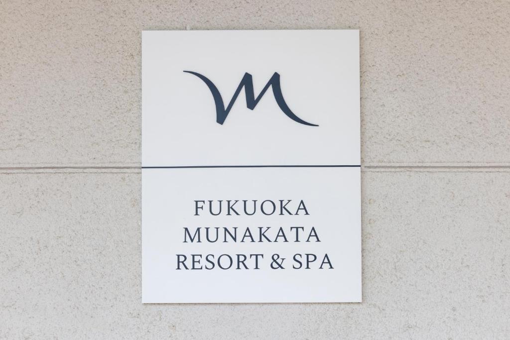 メルキュール福岡宗像リゾート & スパに飾ってある許可証、賞状、看板またはその他の書類