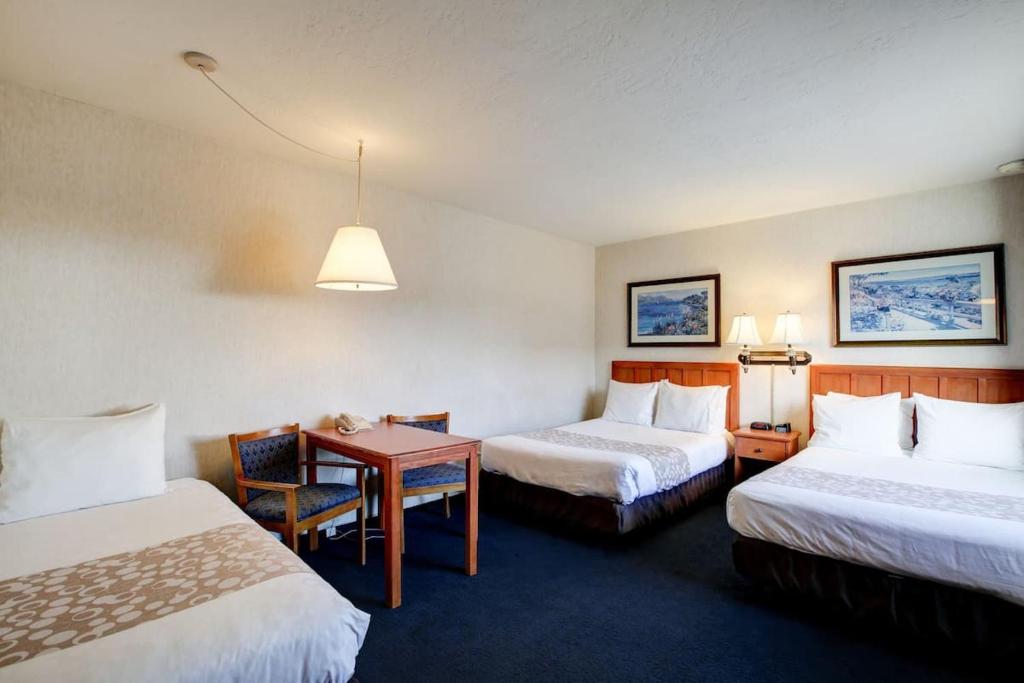 Newport Channel Inn - 2 Extra Long Doubles & 1 Single - Nonsmoking