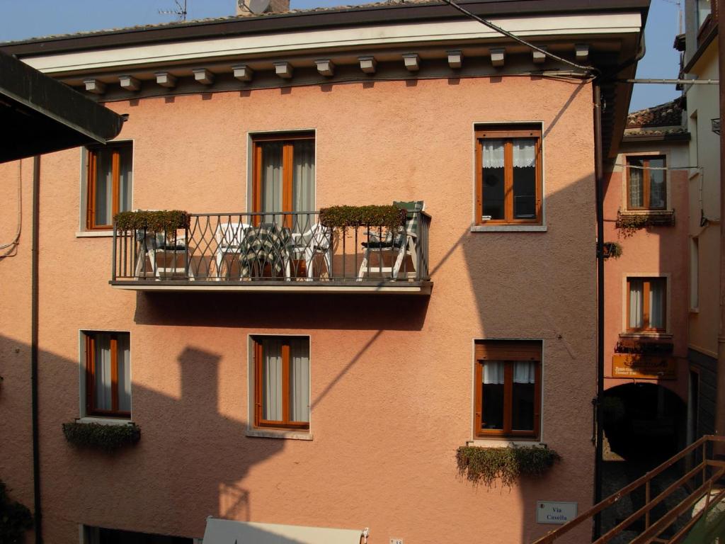 - un bâtiment avec un balcon orné de plantes dans l'établissement Casa Cressotti appartamenti, à Malcesine