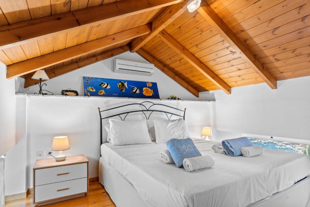 Posteľ alebo postele v izbe v ubytovaní Villa Cristina - Charming Villa with Stone and Wood Elements in Sivota Bay