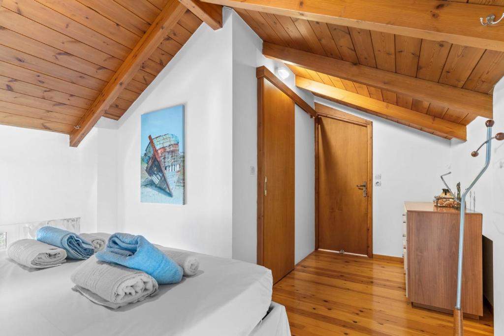 Posteľ alebo postele v izbe v ubytovaní Villa Cristina - Charming Villa with Stone and Wood Elements in Sivota Bay