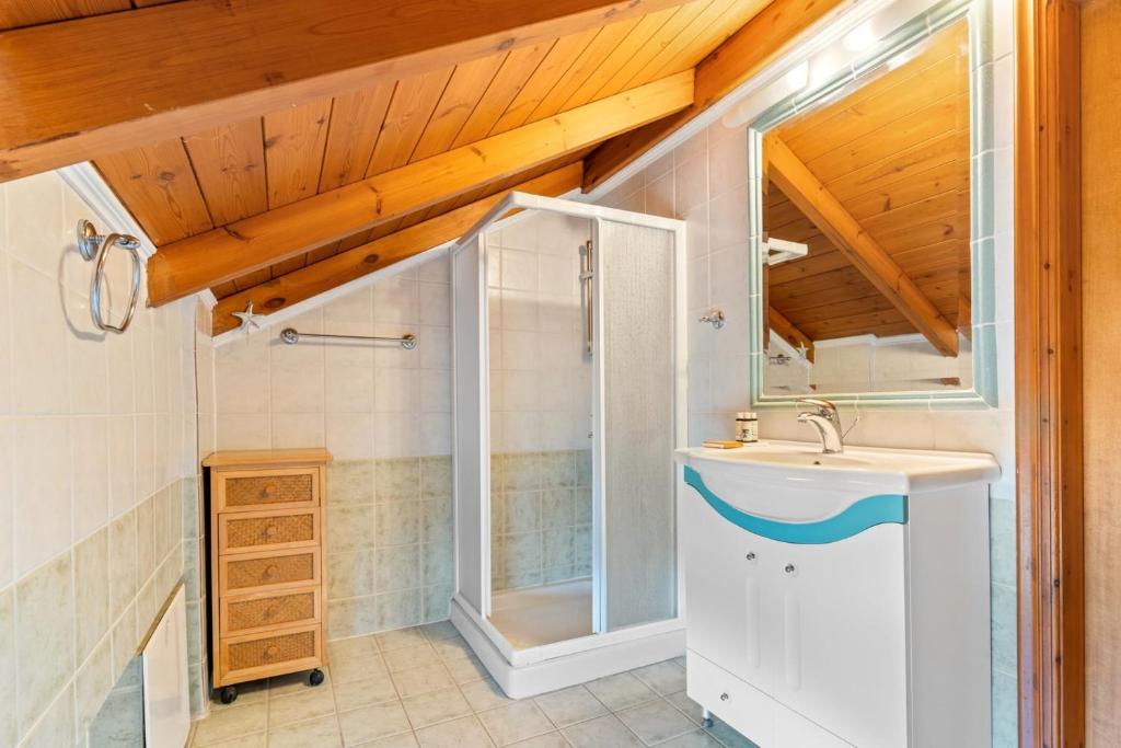 Kúpeľňa v ubytovaní Villa Cristina - Charming Villa with Stone and Wood Elements in Sivota Bay