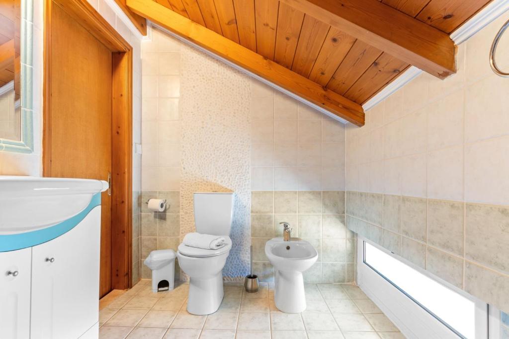 Kúpeľňa v ubytovaní Villa Cristina - Charming Villa with Stone and Wood Elements in Sivota Bay