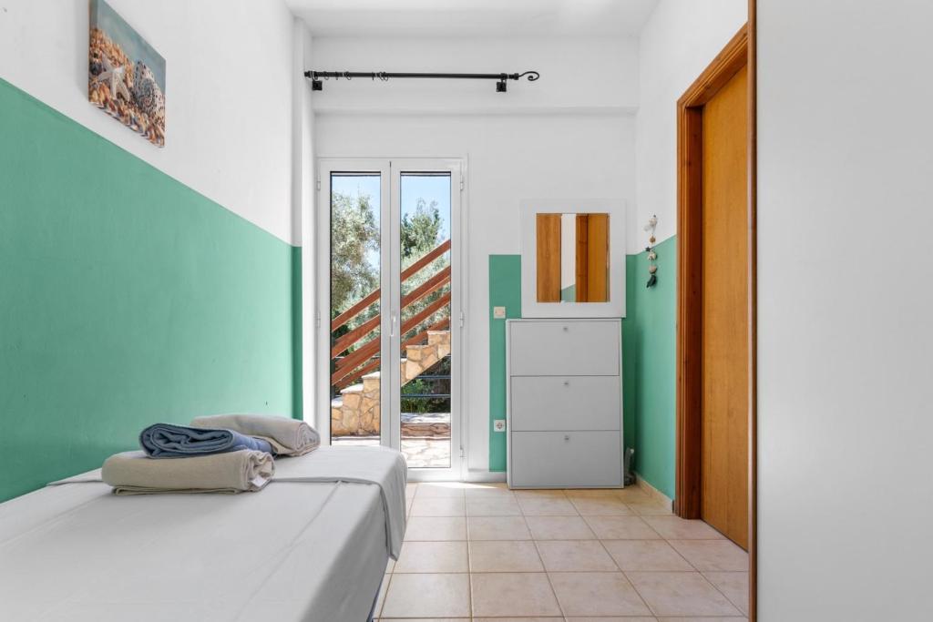 Posteľ alebo postele v izbe v ubytovaní Villa Cristina - Charming Villa with Stone and Wood Elements in Sivota Bay