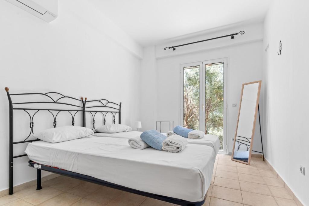 Posteľ alebo postele v izbe v ubytovaní Villa Cristina - Charming Villa with Stone and Wood Elements in Sivota Bay