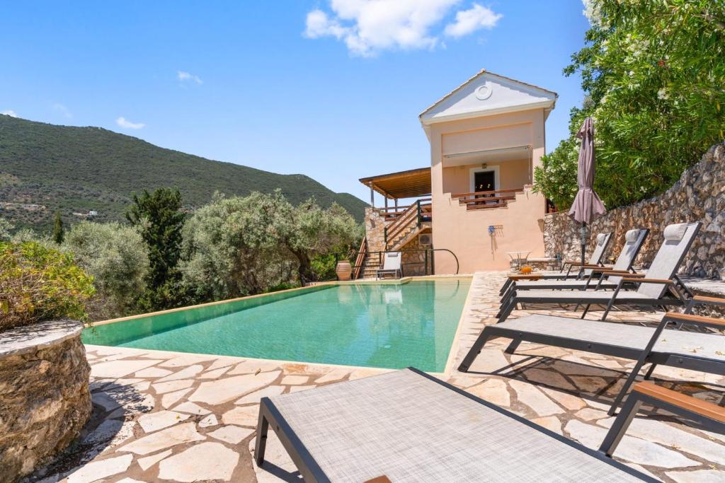 Bazén v ubytovaní Villa Cristina - Charming Villa with Stone and Wood Elements in Sivota Bay alebo v jeho blízkosti