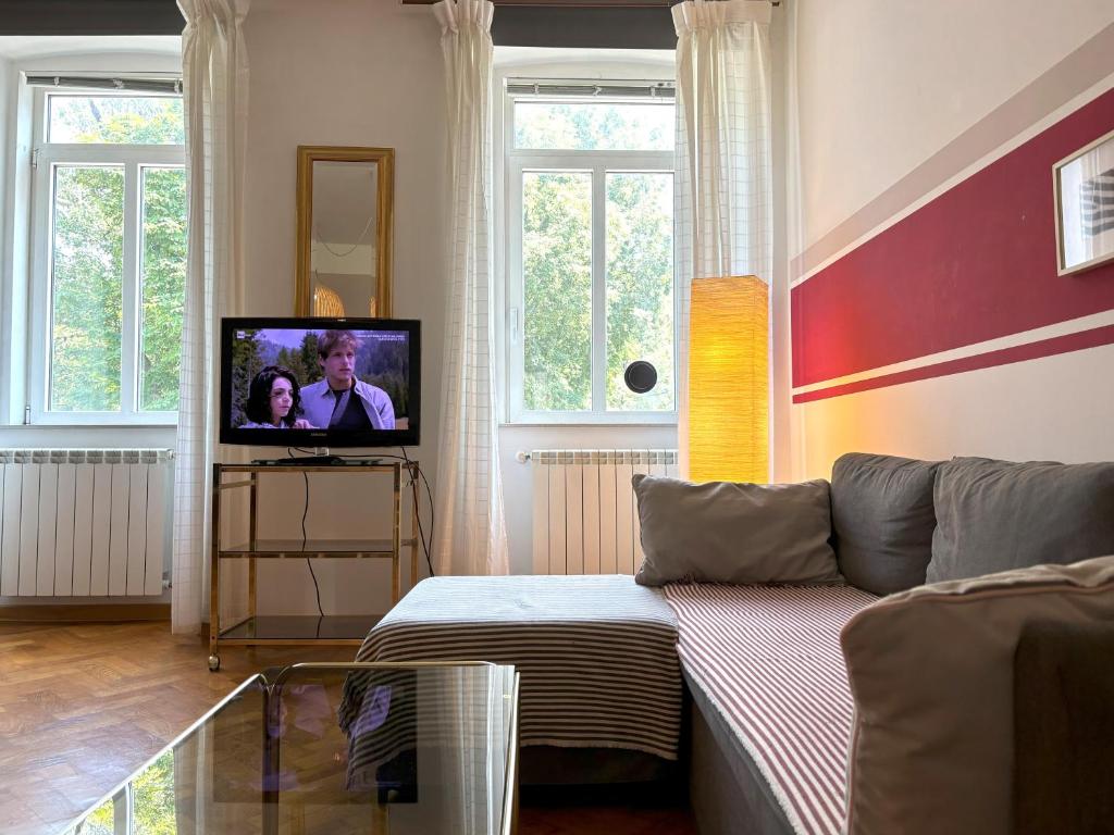 Televízia a/alebo spoločenská miestnosť v ubytovaní Flat Belpoggio 13