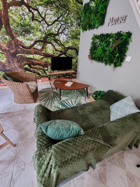 un salon avec un canapé et une table dans l'établissement Physis, à Bogny Sur Meuse