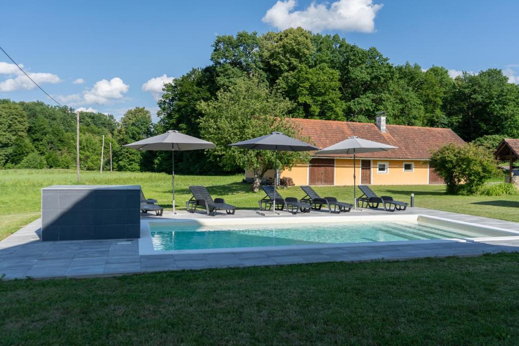 Bazén v ubytování Apartmaji Živa nebo v jeho okolí