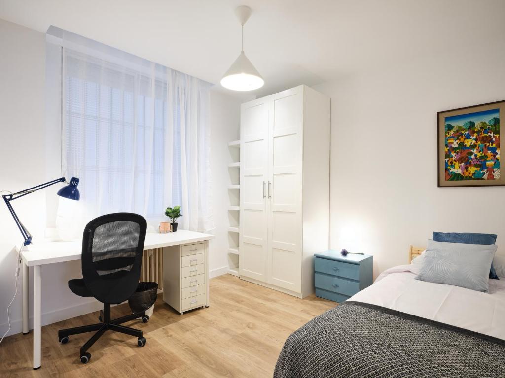 A bed or beds in a room at My City Home - Student Rooms in Moncloa