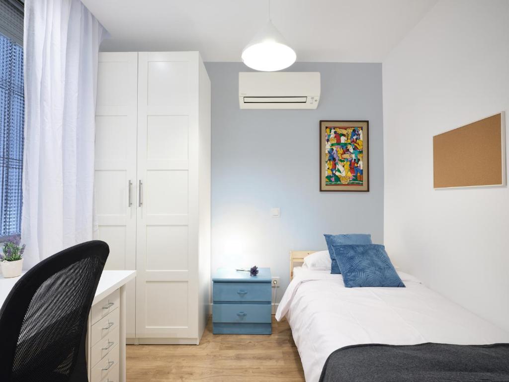 A bed or beds in a room at My City Home - Student Rooms in Moncloa