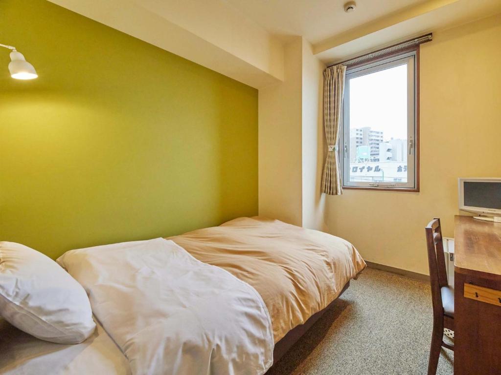 熊谷2-51 Miyamaecho - Hotel / Vacation STAY 8635的一间带床和窗户的小卧室