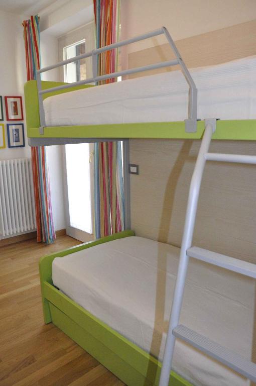 Poschodová posteľ alebo postele v izbe v ubytovaní Apartments in Lazise - Gardasee 30250