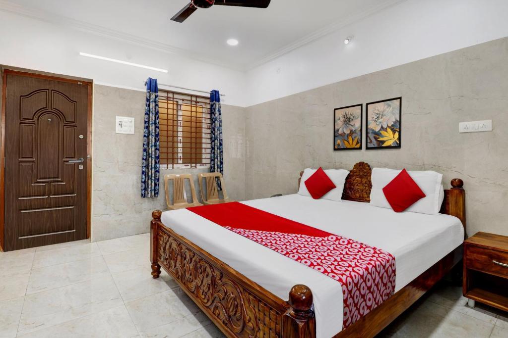 Säng eller sängar i ett rum på OYO Shilpakala Grand