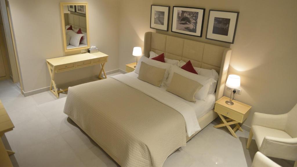 Letto o letti in una camera di Umm Al Quwain Beach Hotel