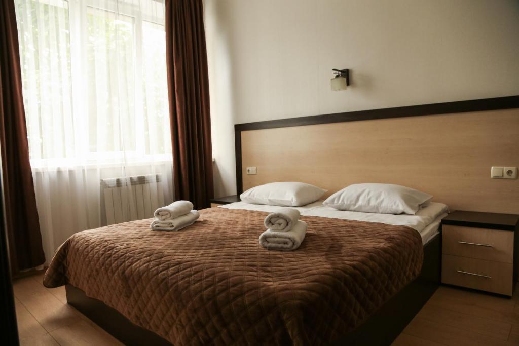Tempat tidur dalam kamar di Hotel Koral