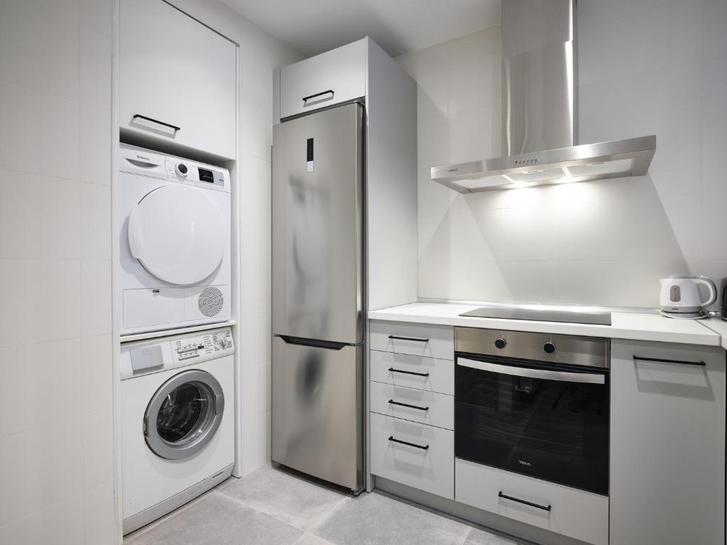 A kitchen or kitchenette at My City Home - Student Rooms in Moncloa