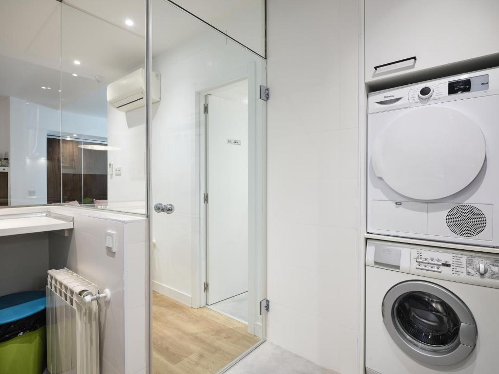 A kitchen or kitchenette at My City Home - Student Rooms in Moncloa