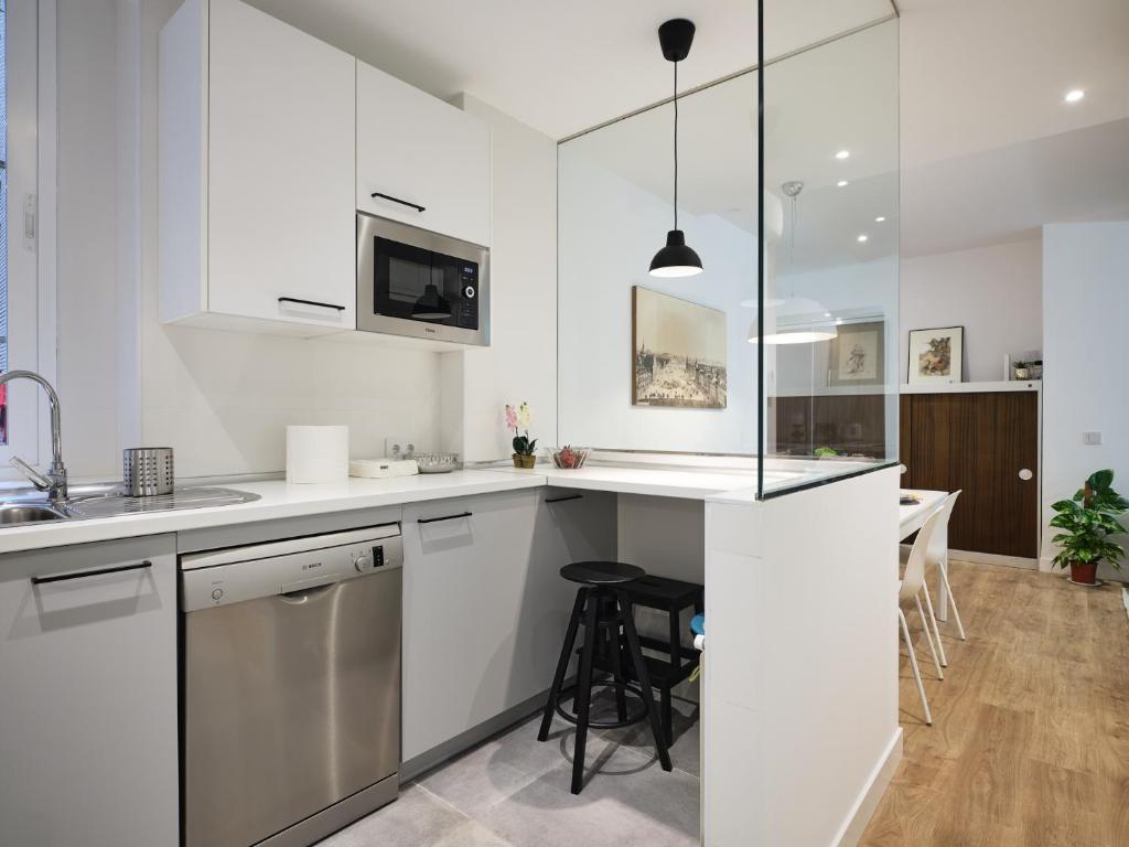 A kitchen or kitchenette at My City Home - Student Rooms in Moncloa