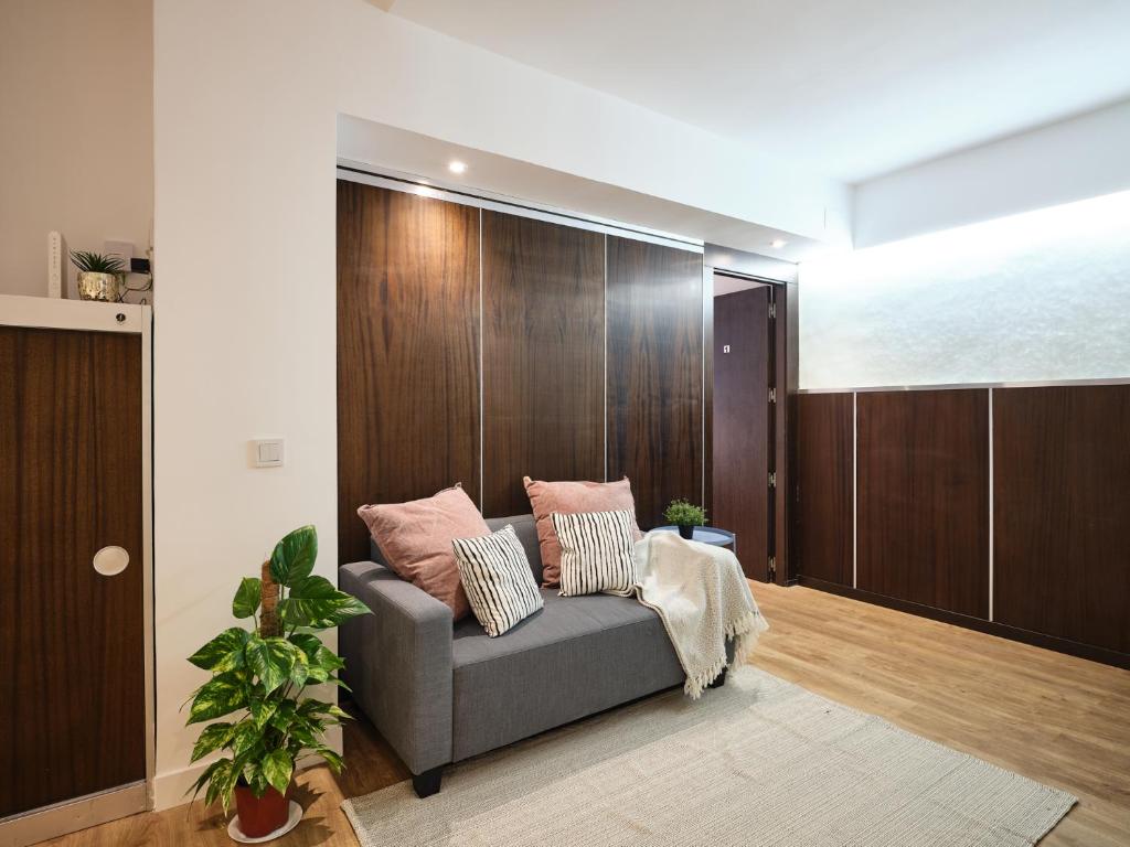 A seating area at My City Home - Student Rooms in Moncloa