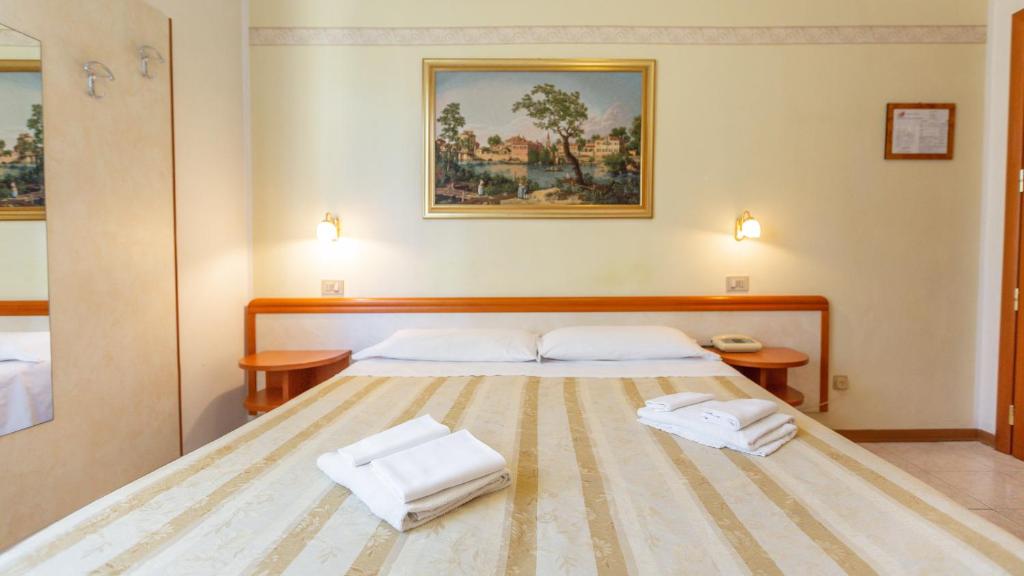 Postel nebo postele na pokoji v ubytování Hotel Parco Fellini