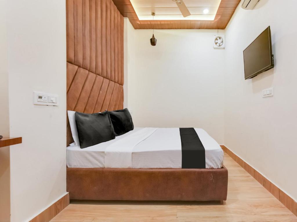 - une chambre avec un lit et une télévision à écran plat dans l'établissement OYO Hotel Blessing, à Karnal