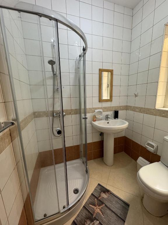 Koupelna v ubytování St Anglu Xaghra Family Stay - Lift and AC included