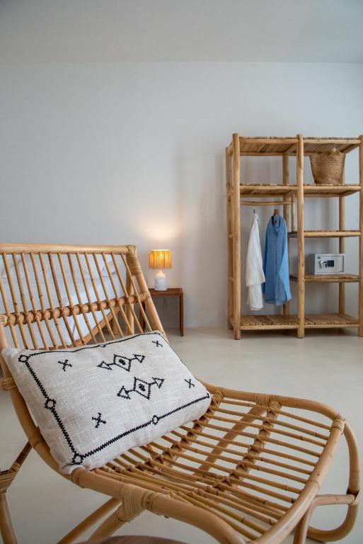 Postel nebo postele na pokoji v ubytování ALASI Tinos Jacuzzi Hotel