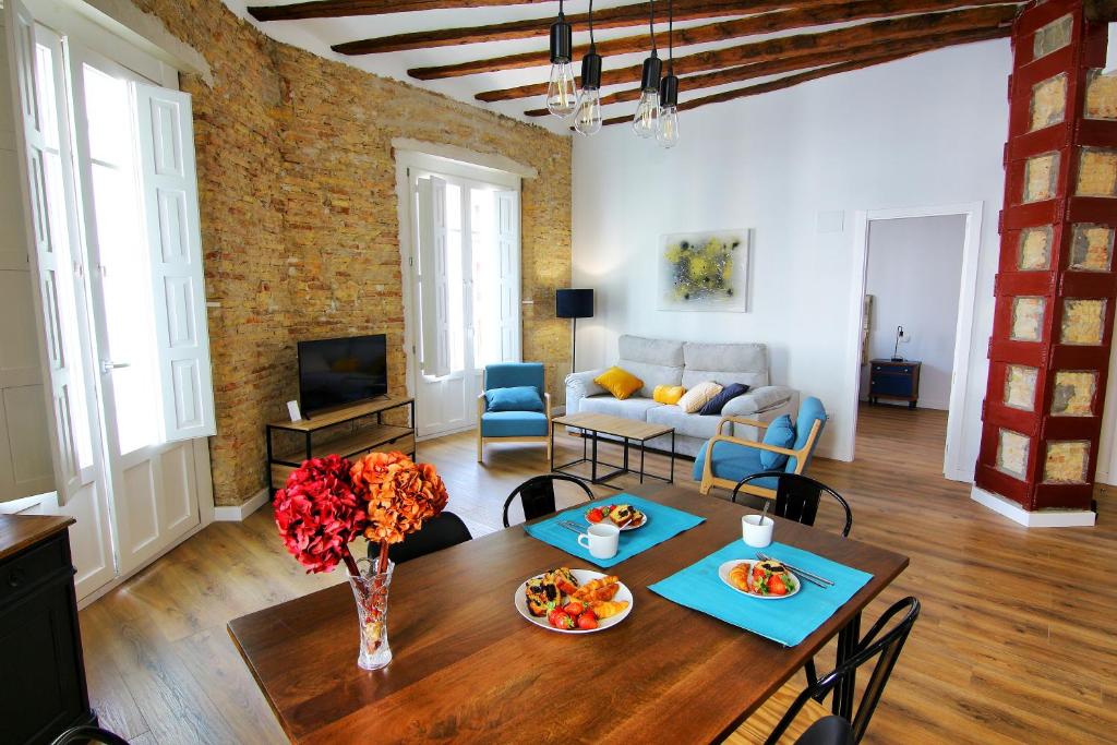 a living room with a table and a couch at Apartamentos Almada - calle Alfonso - Plaza SAS in Zaragoza