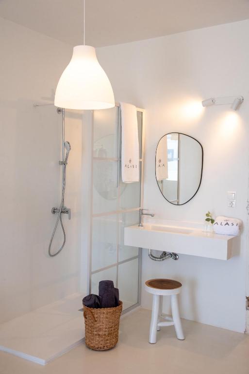 Koupelna v ubytování ALASI Tinos Jacuzzi Hotel